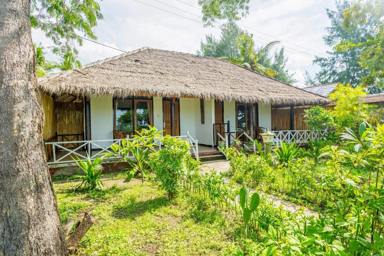 Oyo 2861 Hotel Gili Air & Restaurant Bagian luar foto
